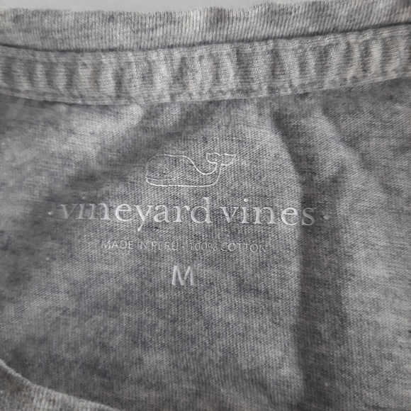 Vineyard Vines  front pocket t-shirt - Picture 2 of 4